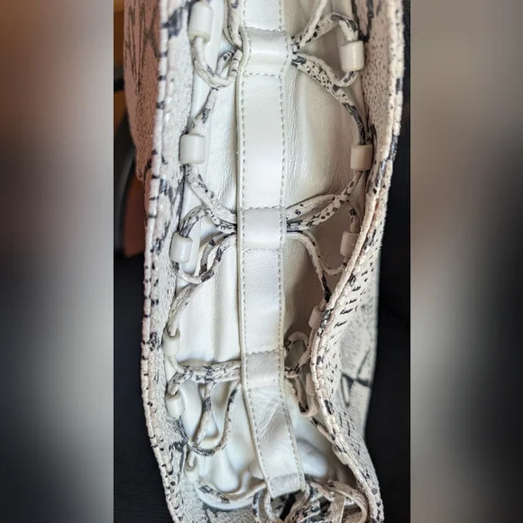 Snakeskin Pattern Handbag - Picture 5 of 7